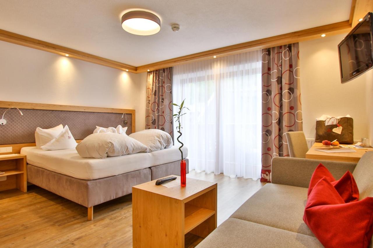 โฮเทล ชวาร์ทเซอร์ อ๊าดเลอร์ Hotel เนาดาส ภายนอก รูปภาพ