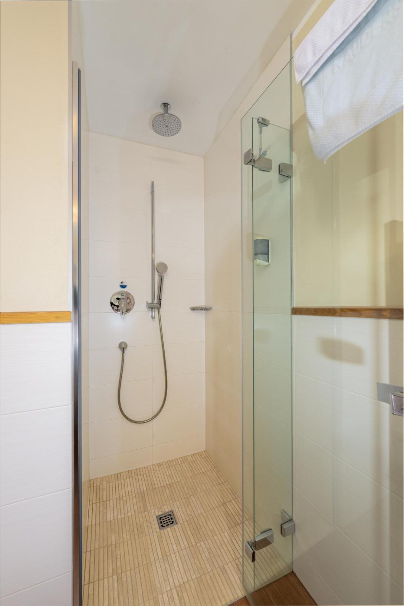 โฮเทล ชวาร์ทเซอร์ อ๊าดเลอร์ Hotel เนาดาส ภายนอก รูปภาพ